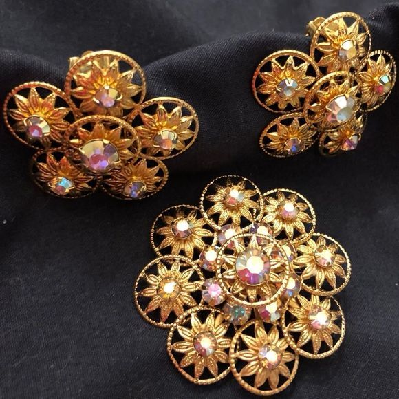 Vintage aurora borealis brooch and clip on earrings - Picture 5 of 8